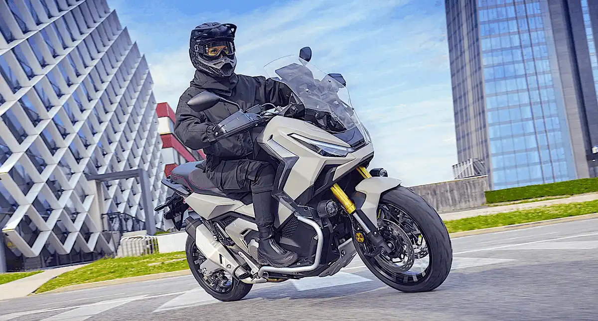 Piloto inclinado em curva numa x adv