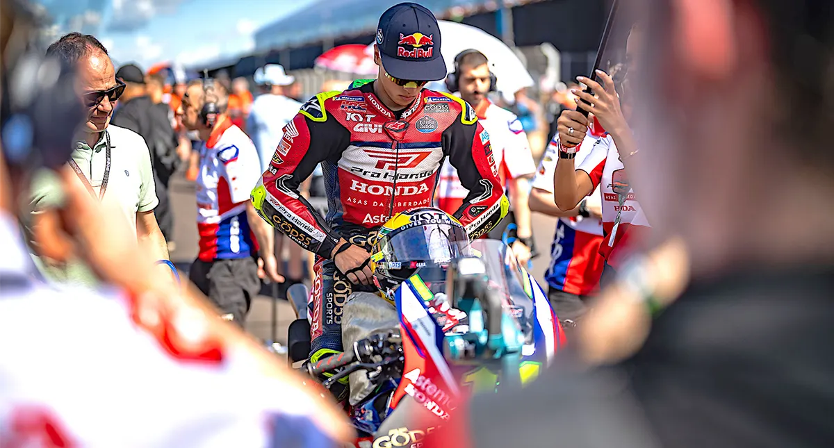 Diogo Moreira com equipe Honda nos boxes