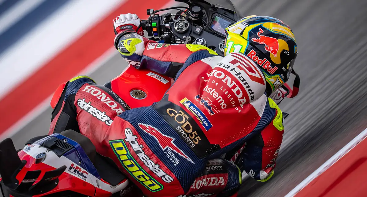 Diogo Moreira inclinando moto honda em curva 