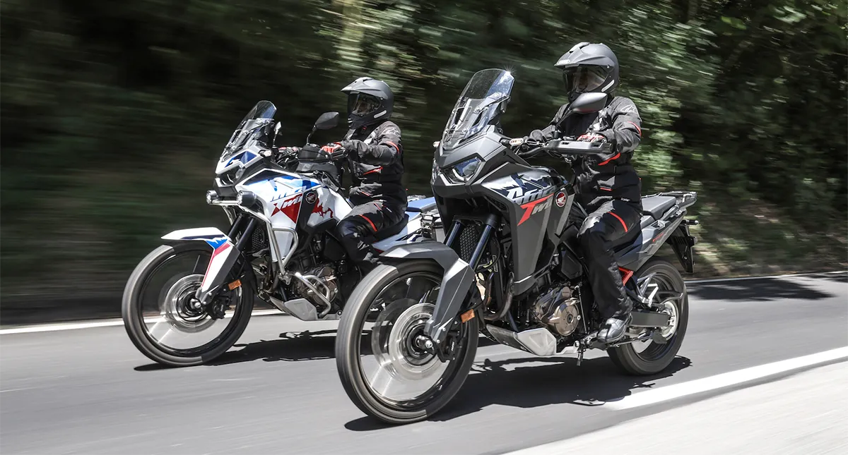 Duas Áfricas Twin sendo pilotadas em estrada 
