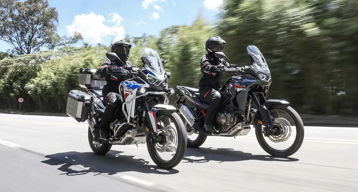 Duas motos Honda África Twin em alta velociadade 