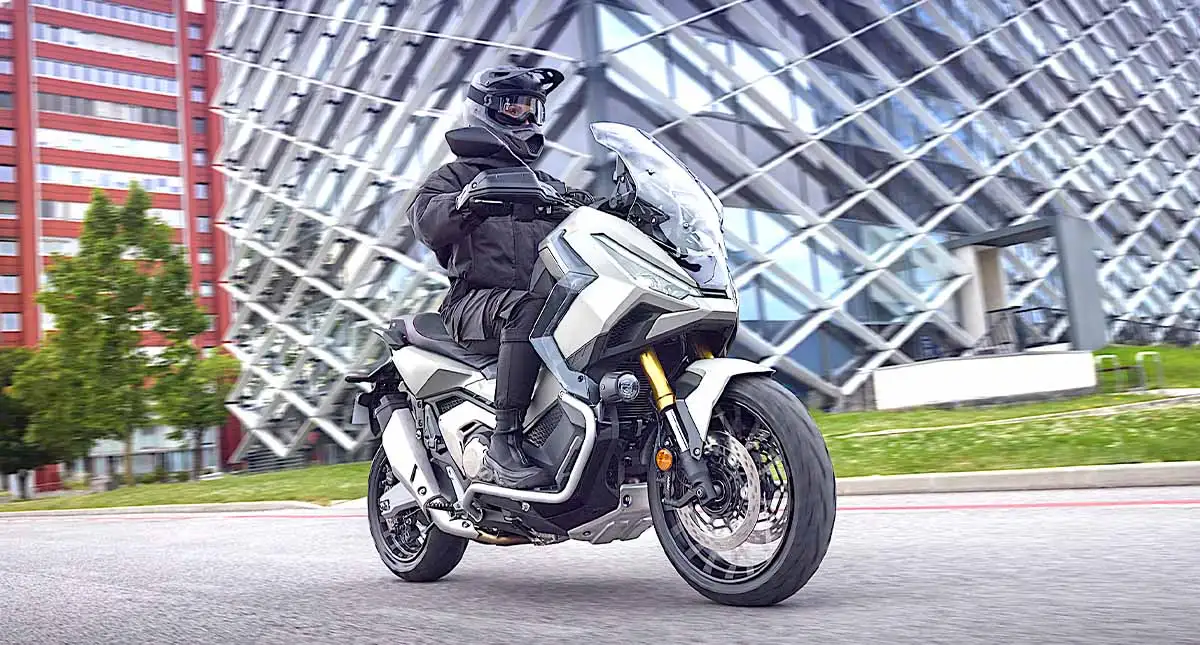 Motociclista em uma Honda X-ADV na cidade