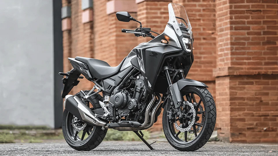 Honda Nx500 estacionada