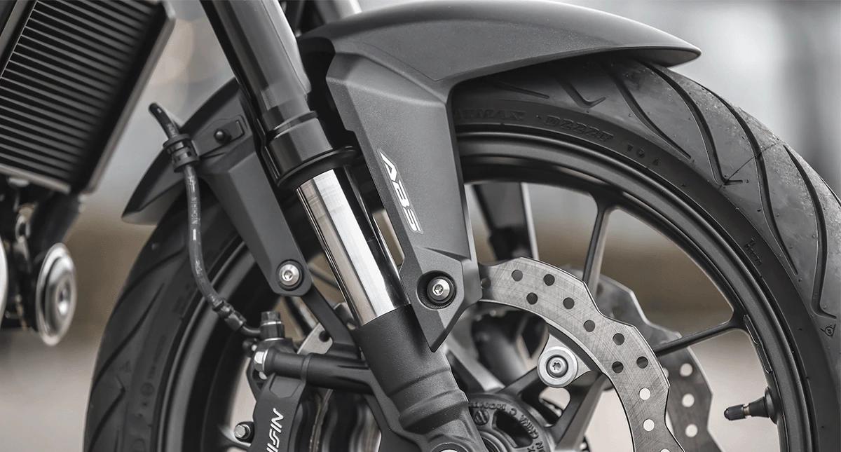 Honda cb500 destacando roda e freio 
