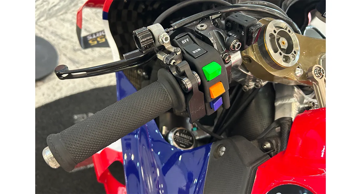 Detalhe dos botões coloridos de controle eletrônico no guidão da Honda RC213V