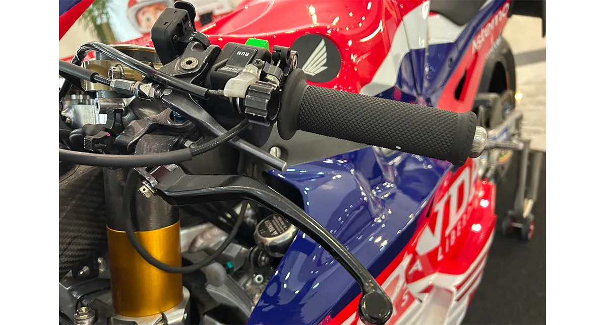 Detalhe do manete de embreagem e comandos esquerdos da Honda RC213V