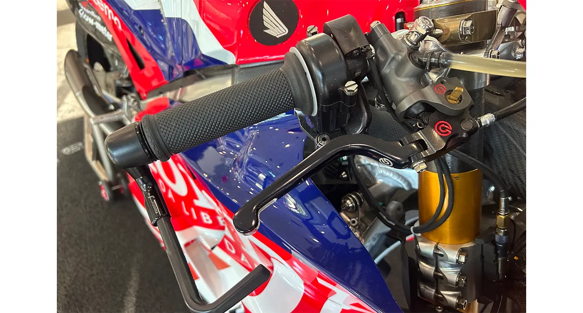 Detalhe do manete de freio Brembo e protetor Rizoma da Honda RC213V