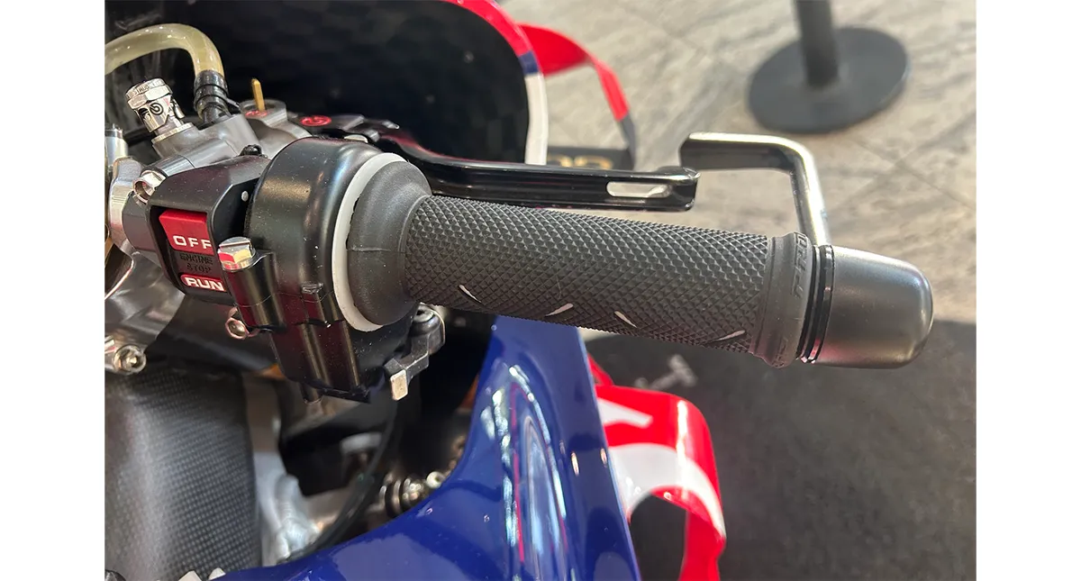 Detalhe da manopla do acelerador e botão de partida da Honda RC213V