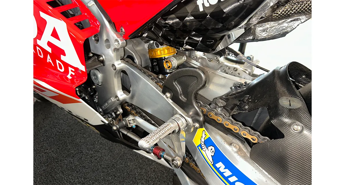Detalhe da transmissão, pedal de câmbio e amortecedor traseiro da Honda RC213V
