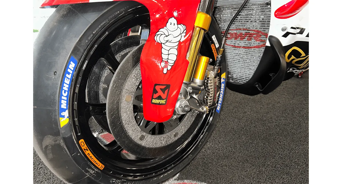 Detalhe do freio de carbono e suspensão dianteira da Honda RC213V