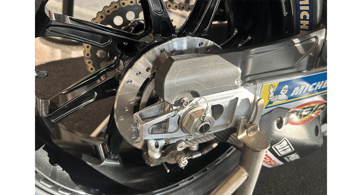 Detalhe do eixo traseiro, freio e braço oscilante da Honda RC213V