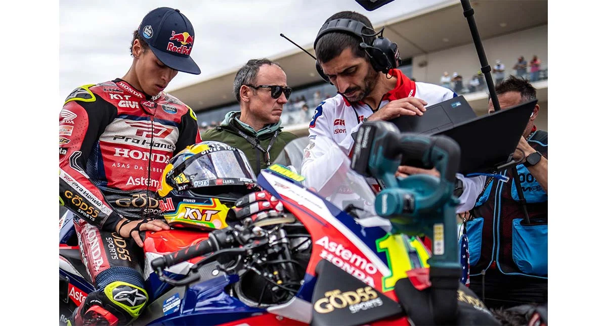 Diogo Moreira e engenheiros analisam dados da Honda RC213V nos boxes
