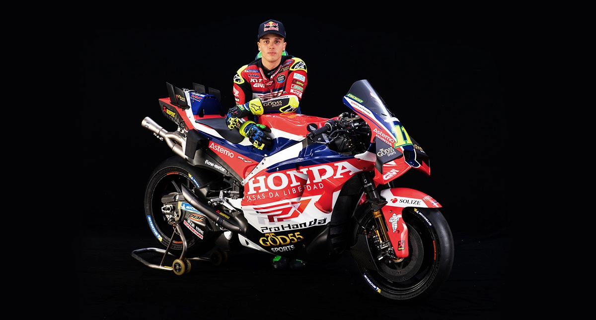 Diogo Moreira ao lado da Honda RC213V da MotoGP 2026 em estúdio
