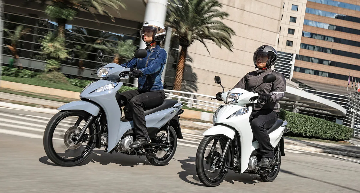 dois pilotos em duas motos Biz 125