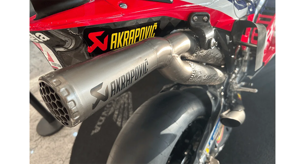 Escapamento Akrapovič da Honda RC213V MotoGP em detalhe
