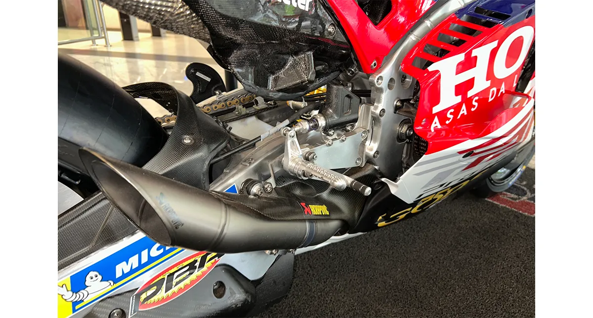 Detalhe lateral do escapamento Akrapovič e pedaleira da Honda RC213V