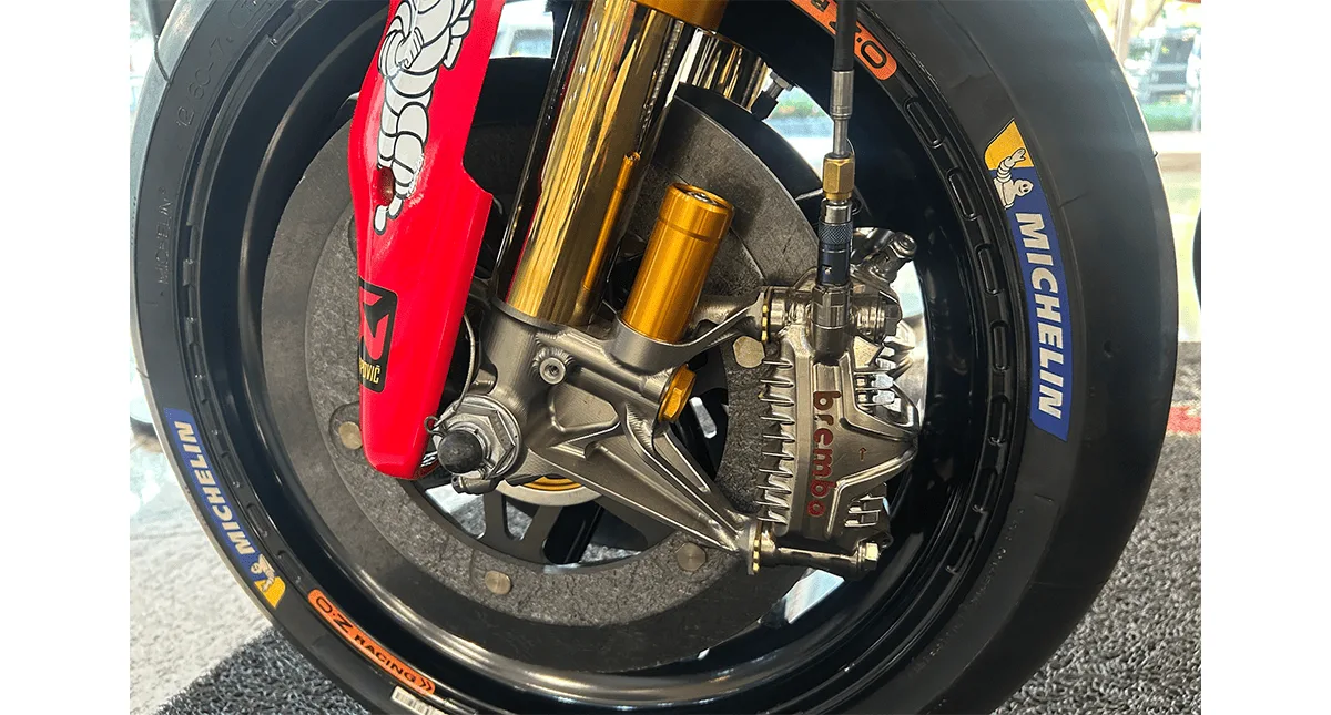 Sistema de freios da Honda RC213V com disco de carbono Brembo