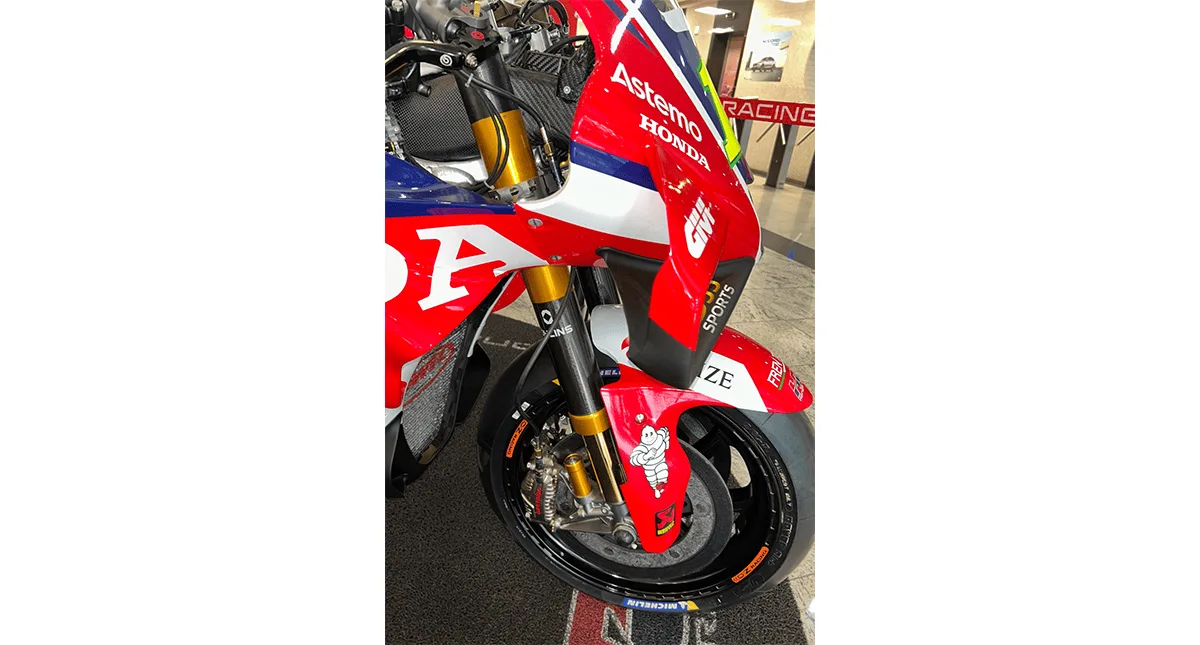 Frente da Honda RC213V MotoGP com asa aerodinâmica e suspensão Öhlins