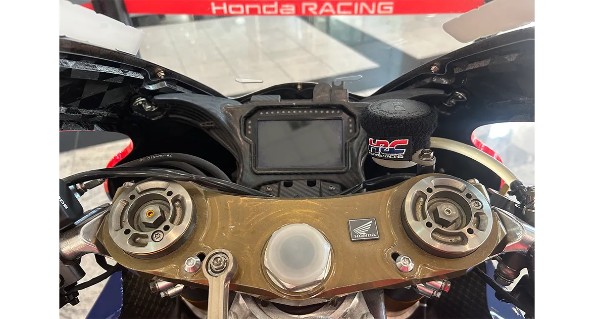 Detalhe em close do painel digital e mesa de suspensão da Honda RC213V