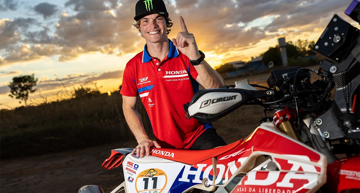 Bruno Crivilin posa ao lado da Honda CRF450 Rally