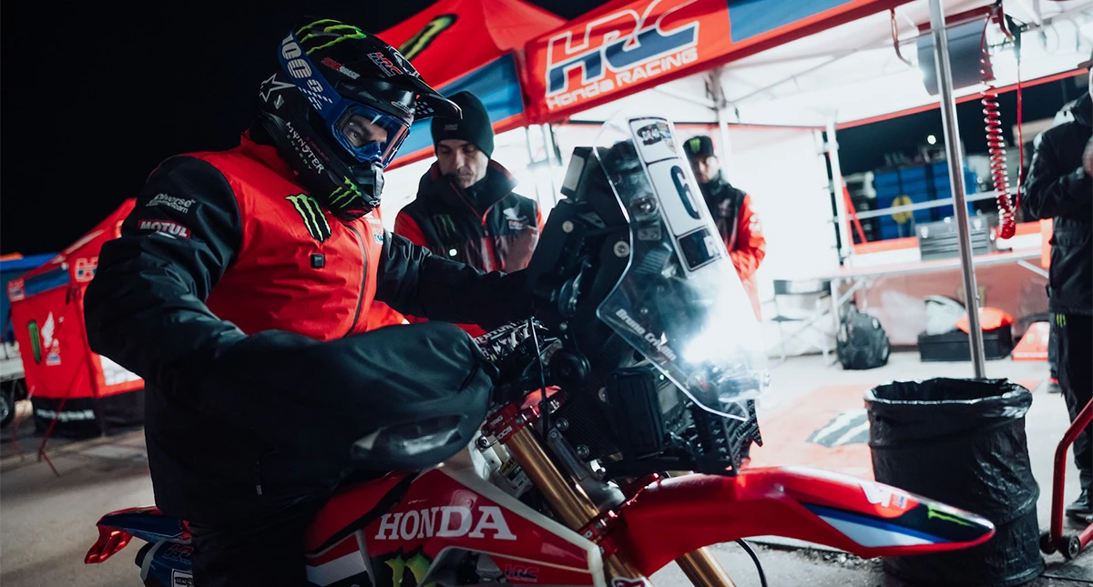 Bruno Crivilin se prepara para uma etapa do Mundial de Rally-Raid