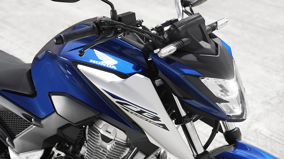 Vista aproximada da parte frontal da Honda CB Twister