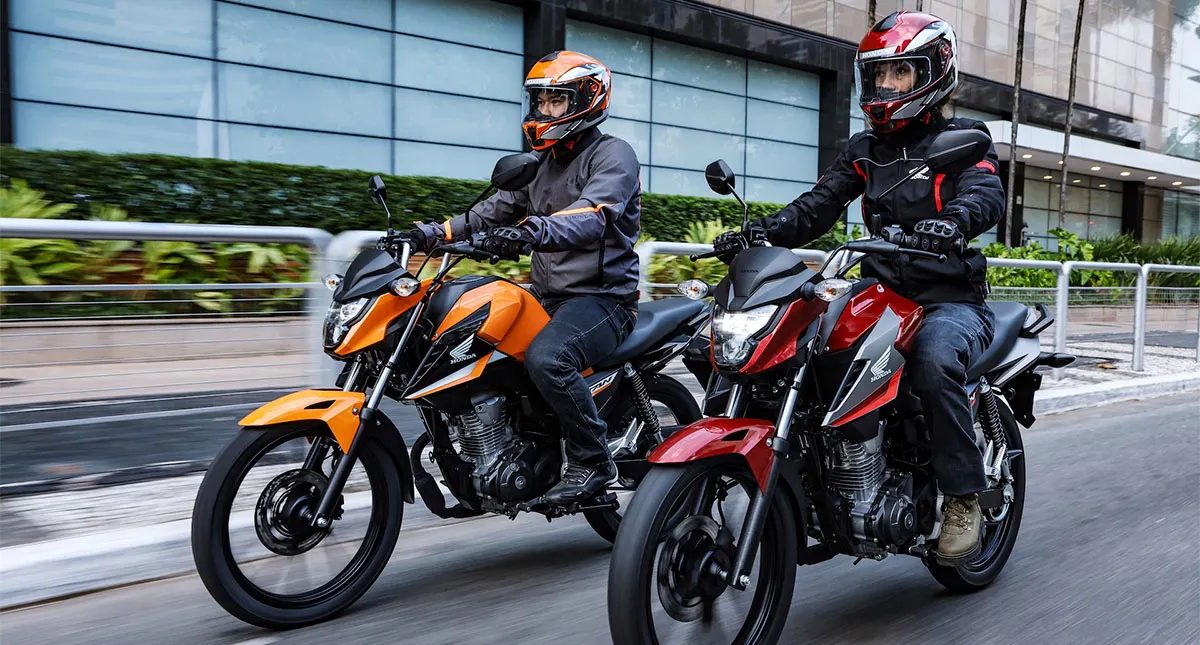 motociclistas em duas cg 160 titan