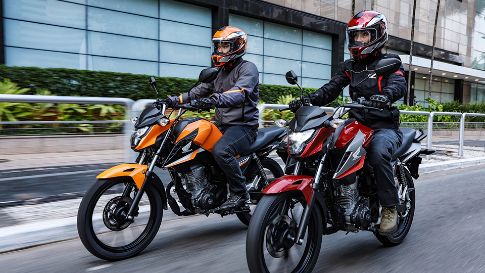 motociclistas pilotam motocicletas Honda CG160 Titan