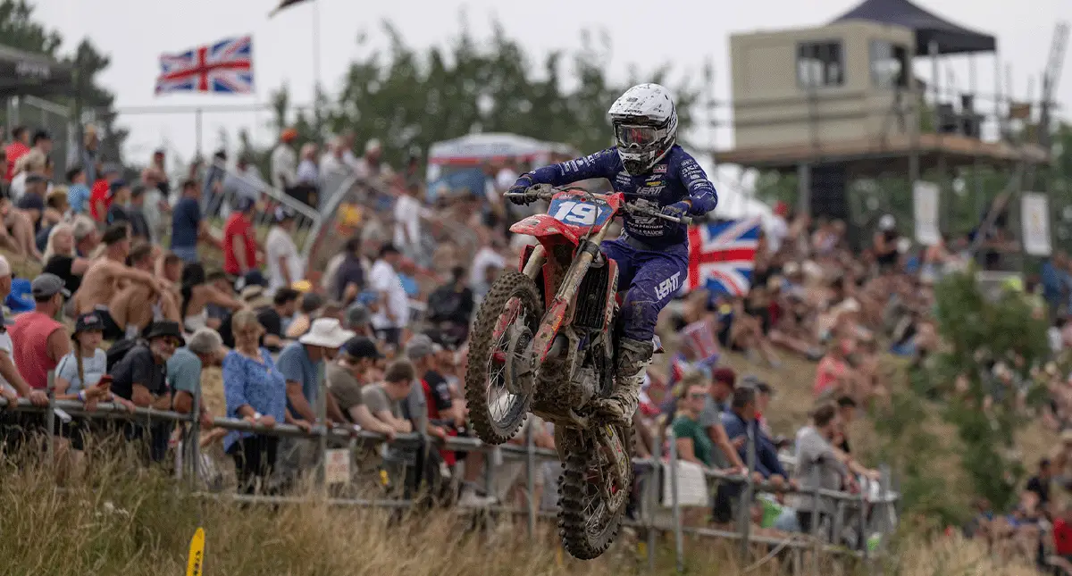 Pilota de motocross salta sobre um obstáculo