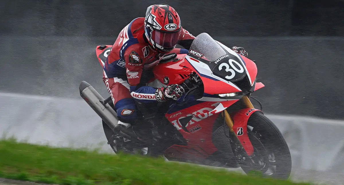 Piloto em cima da Honda Fireblade em curva