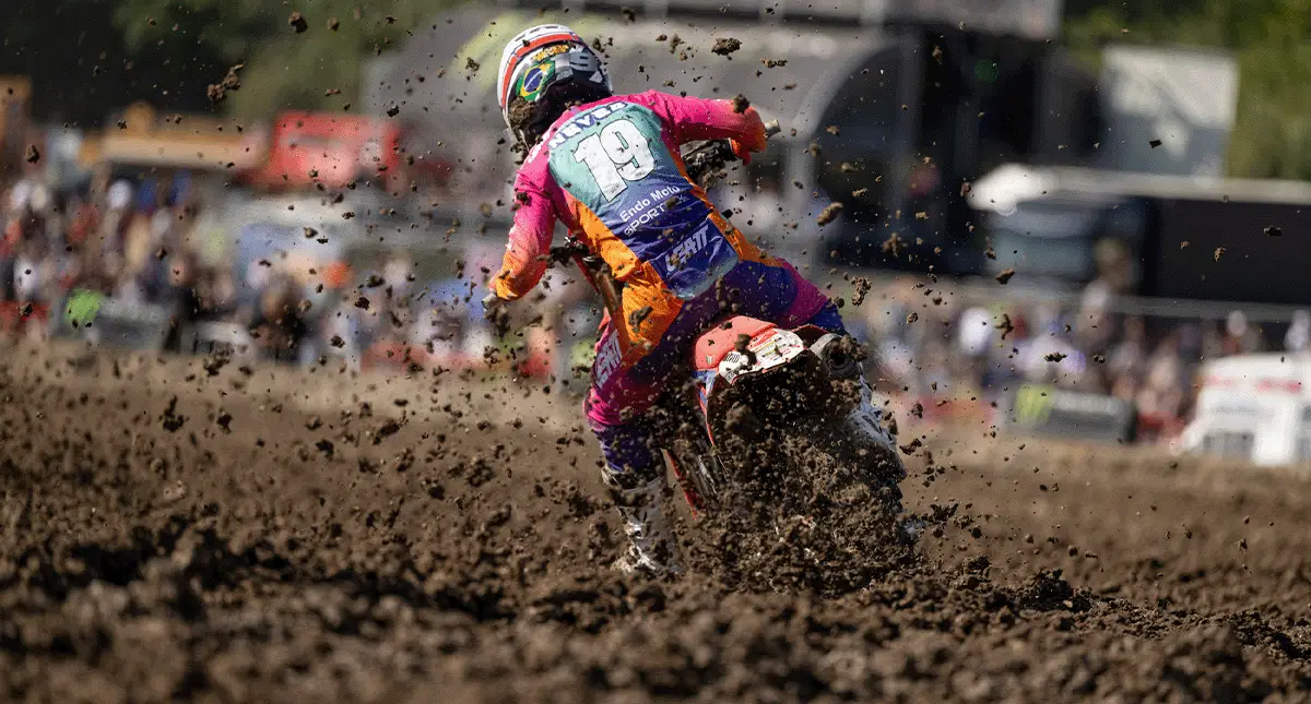 Vista traseira da pilota de motocross em curva