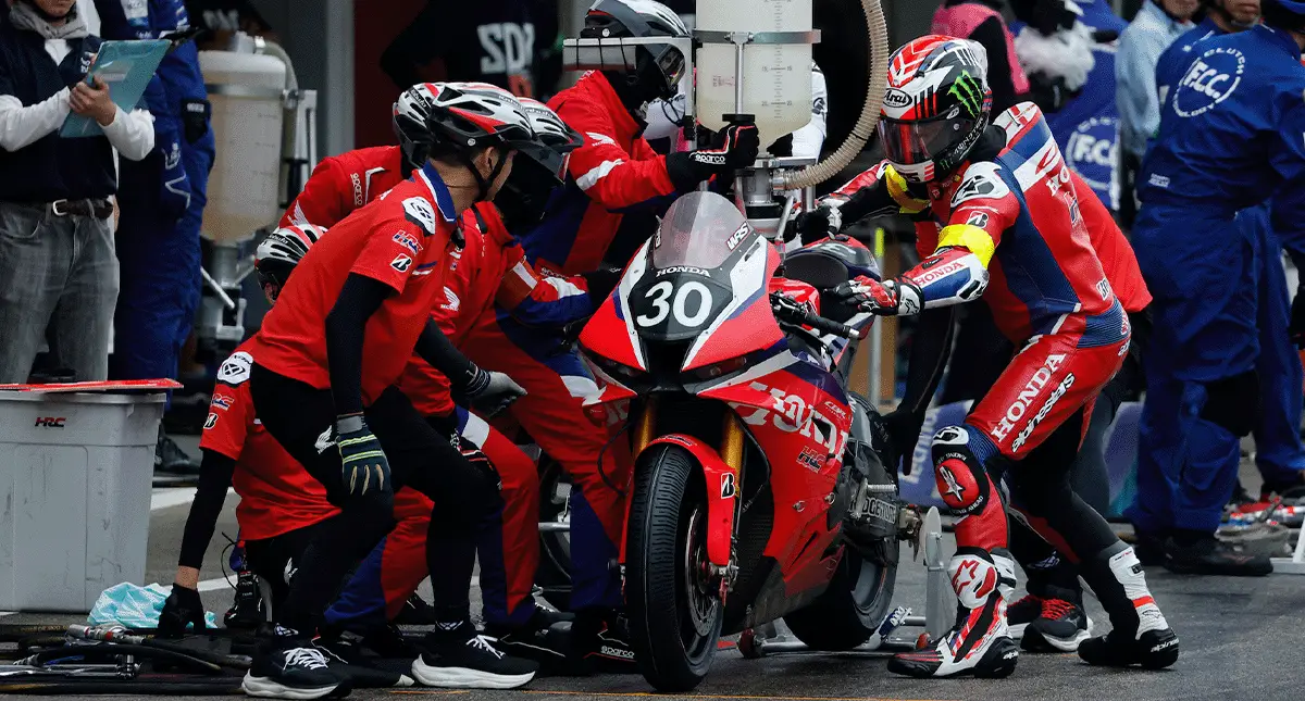 Equipe Honda abastecendo moto em pit stop