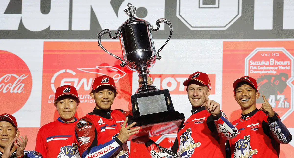 Equipe Honda levatando  troféu em Suzuka