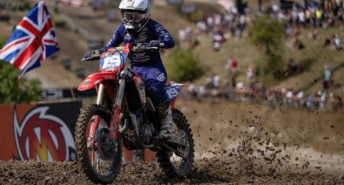 luana acelerano no motocross em trecho de lama