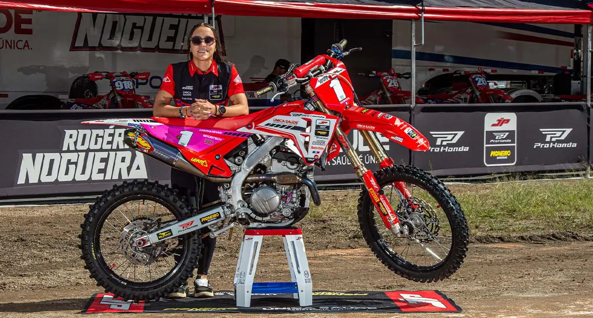 luana neves pousando pra foto ao lado de moto