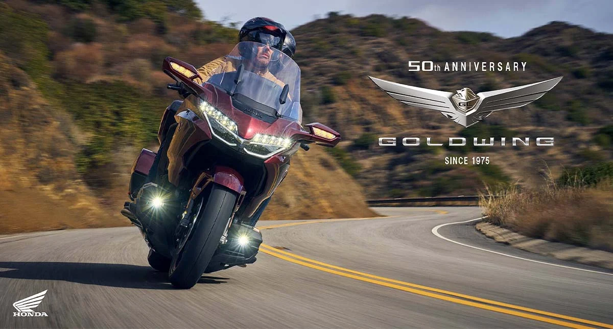 piloto na Honda Gold Wing 50th Anniversary na estrada