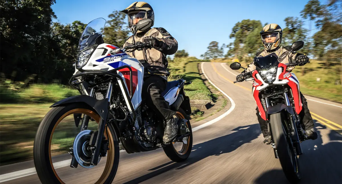 Duas motocicletas Honda Sahara 300 na estrada