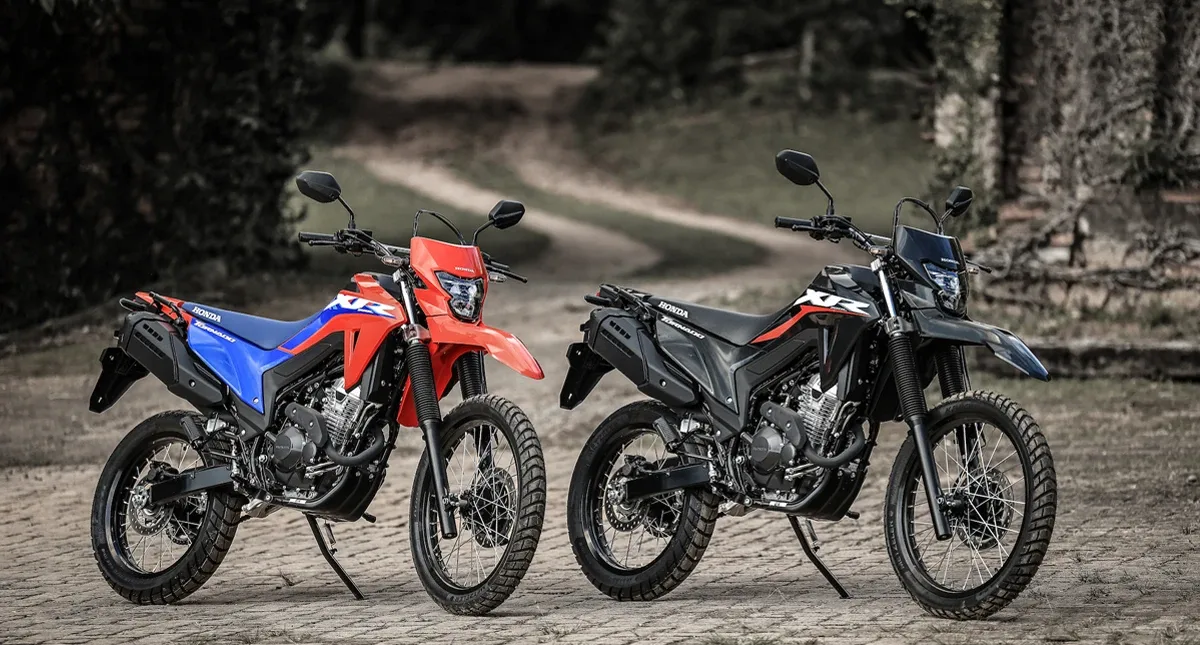 duas Honda tornado estacionadas 