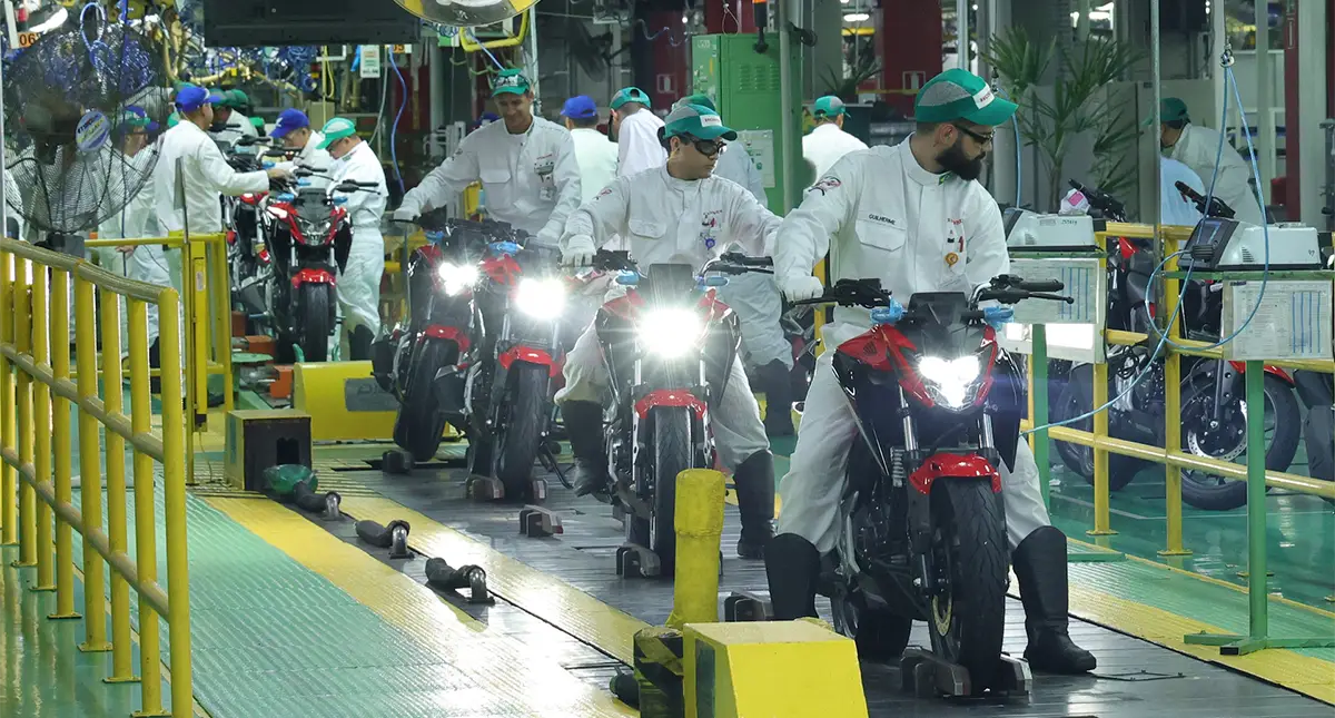 Montagem e inspeção de motocicletas na Honda