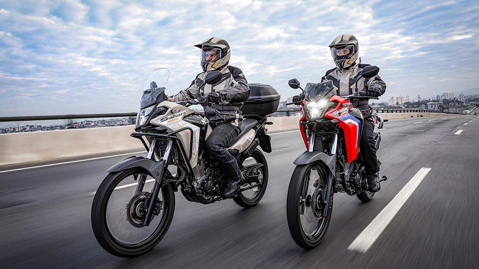 Duas motos Sahara 300 pilotadas em rua urbana