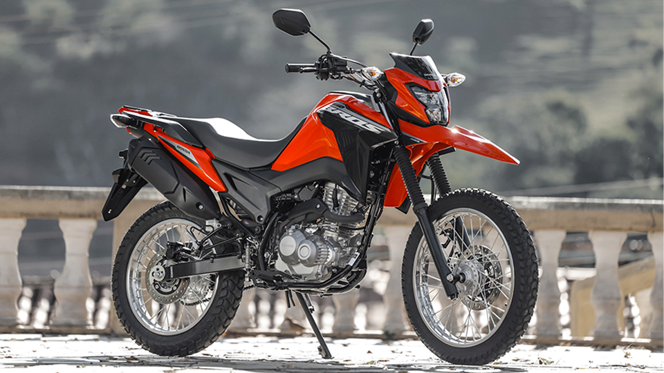 Motocicleta Honda 160 bros vermelha estacionada