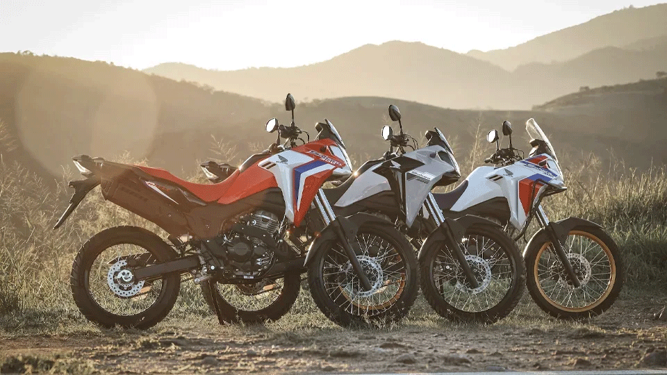 Três motos Honda Sahara vista lateral