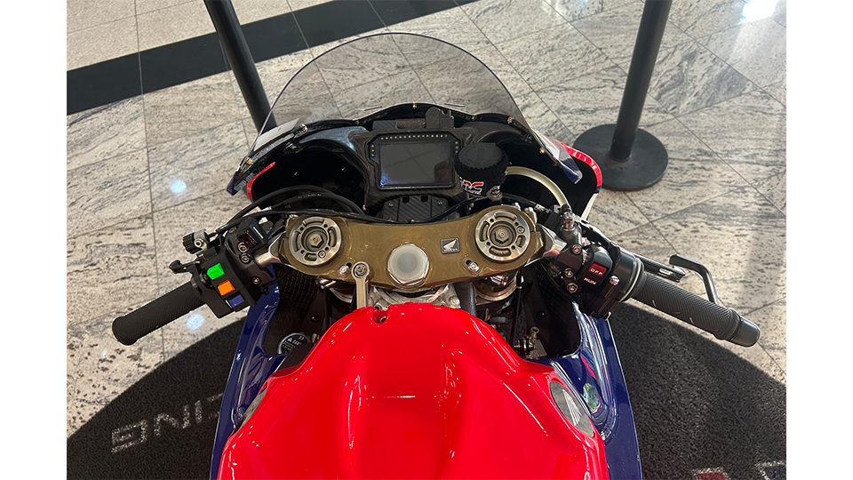Detalhe do painel, guidão e comandos eletrônicos da Honda RC213V