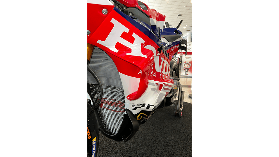 Detalhe da carenagem aerodinâmica da Honda RC213V de Diogo Moreira