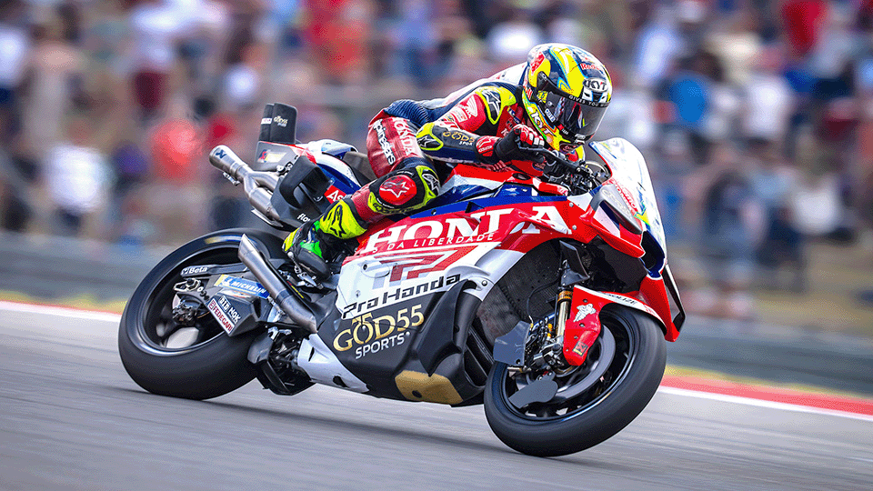 Diogo Moreira acelerando moto Honda na visão lateral 