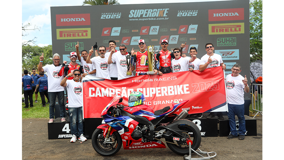 Equipe Honda celebrando titulo