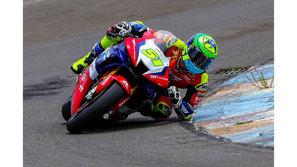 Eric Granado fazendo curva arriscada