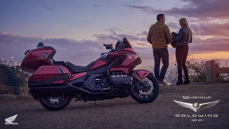 Honda Gold Wing 50th Anniversary com casal a frente 