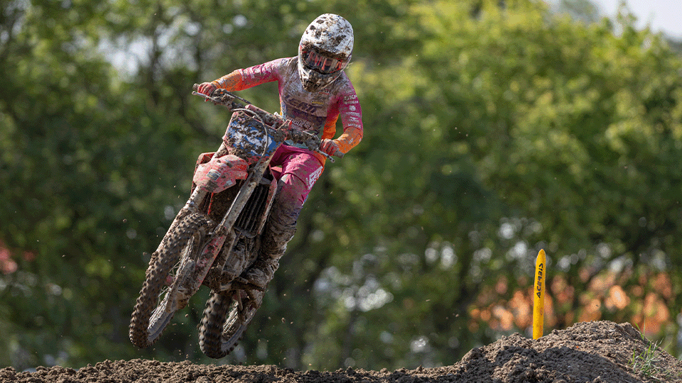 luana neves pilotando no campeonato de motocross