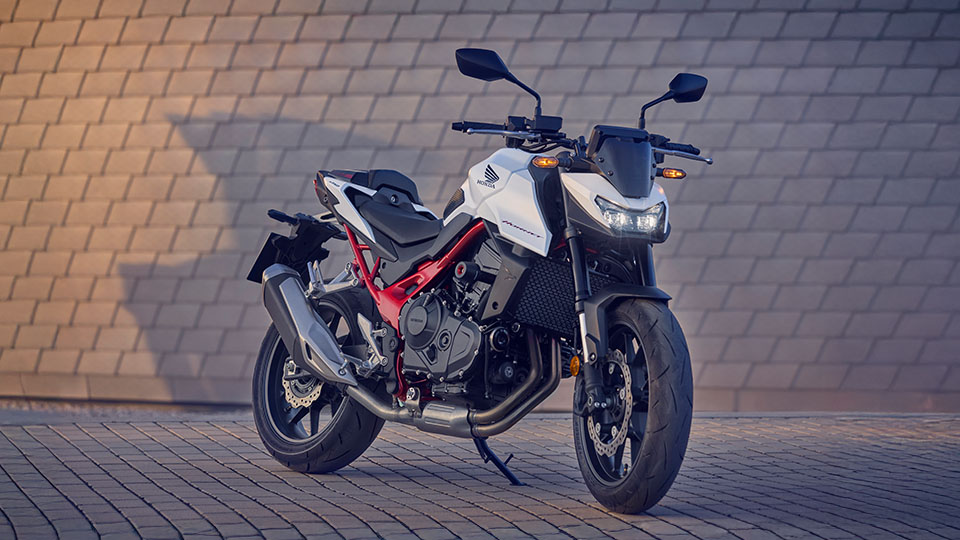 Moto Honda estacionada em piso de blocos